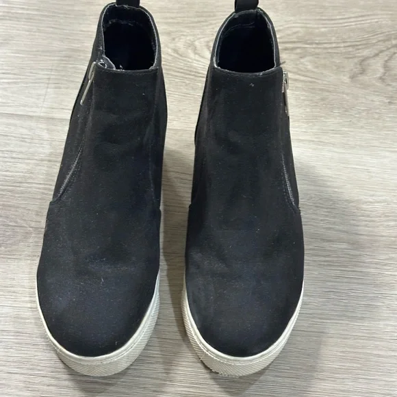 Steve MaddenTaylor Black Suede Bootie Sneaker Side Zippers Size 4 - Picture 1 of 8